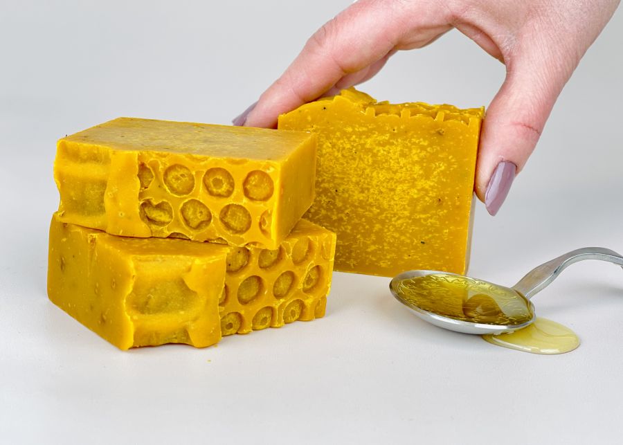 Gentle soap with lanolin, honey and pollen
