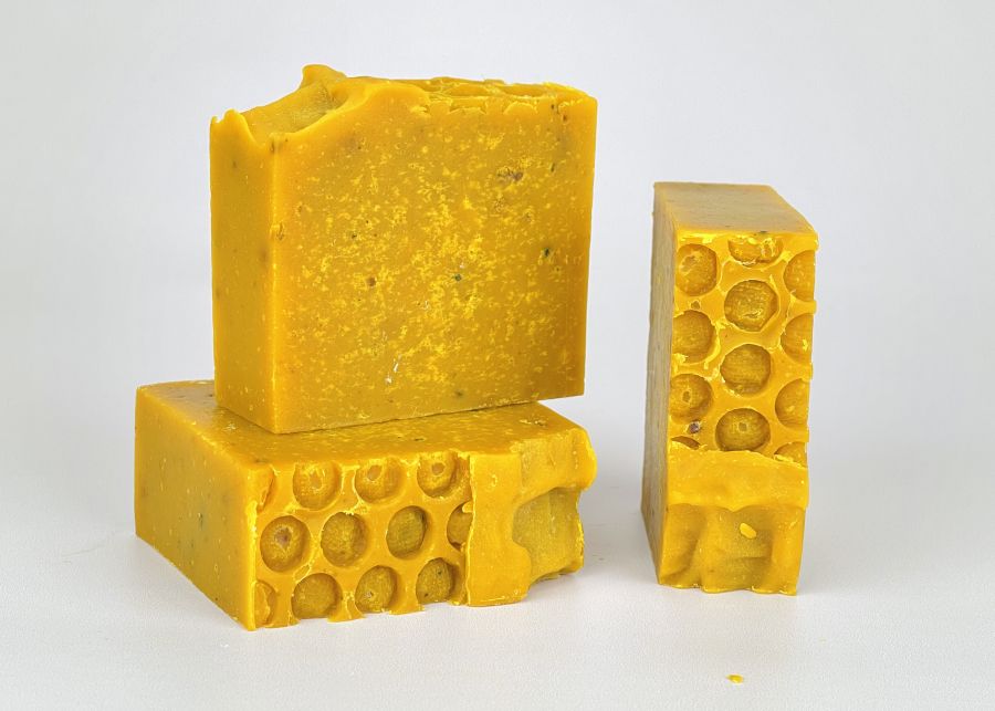 Gentle soap with lanolin, honey and pollen