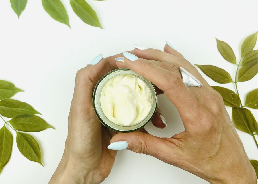 Nourishing hand cream with ceramides, urea, lanolin